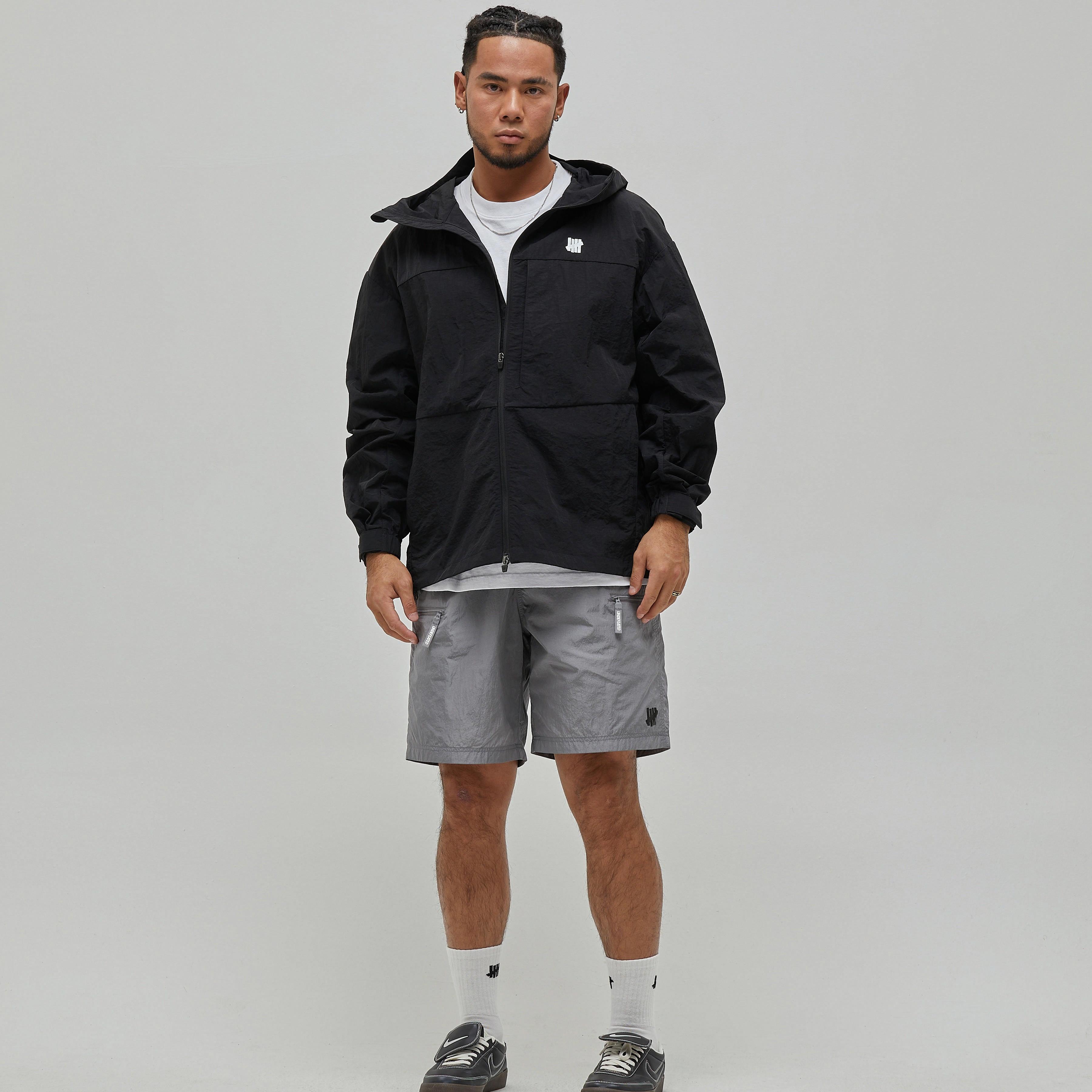 Shop Jaket Luaran Unisex UNDEFEATED SS25 Kalas Air Tahan Air dengan Logo. UE51GWJ01M