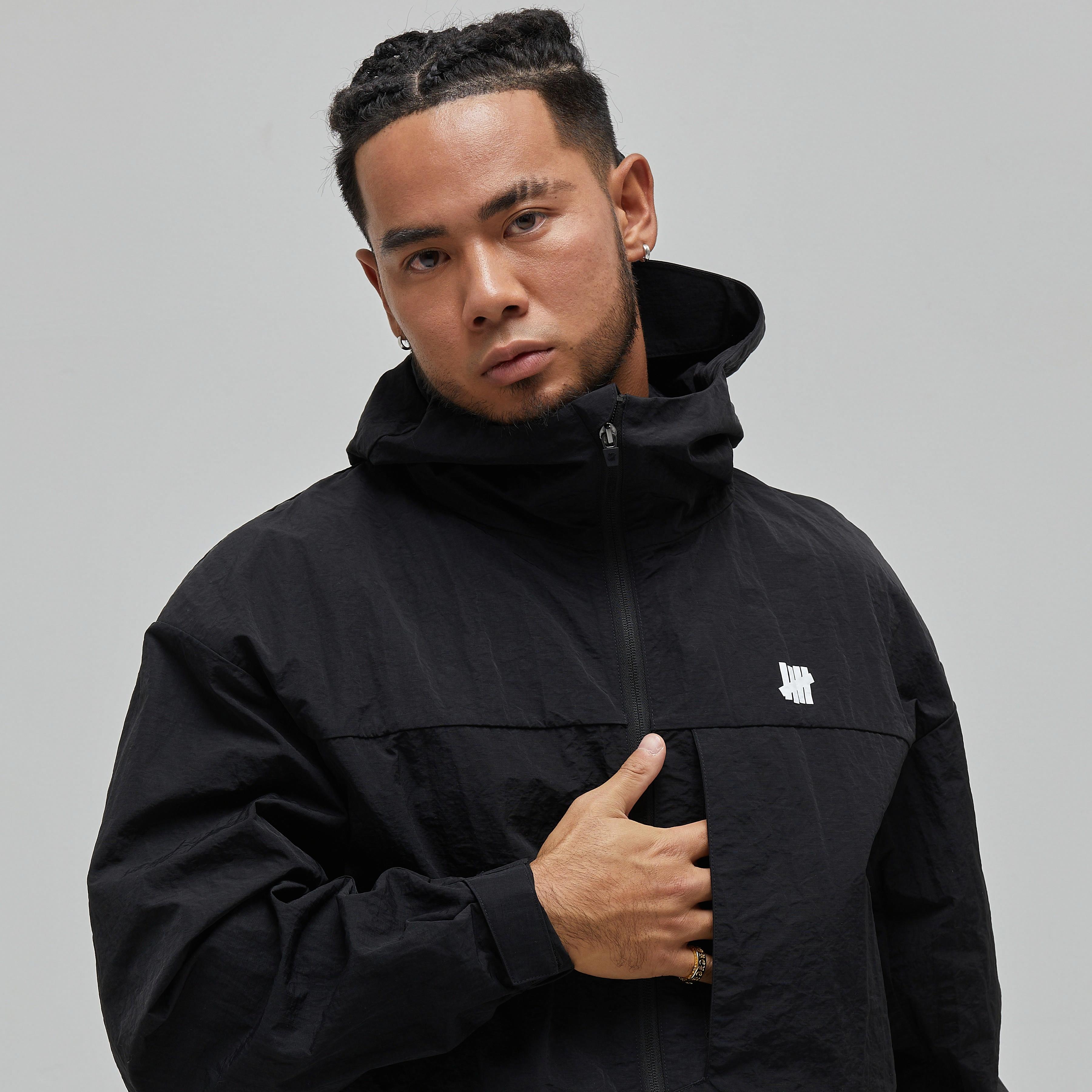 Purchase Jaket Luaran Unisex UNDEFEATED SS25 Kalas Air Tahan Air dengan Logo. UE51GWJ01M