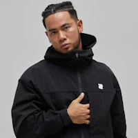 Purchase UNDEFEATED SS25 防水耐用戶外標誌外套 - 中性款 UE51GWJ01M