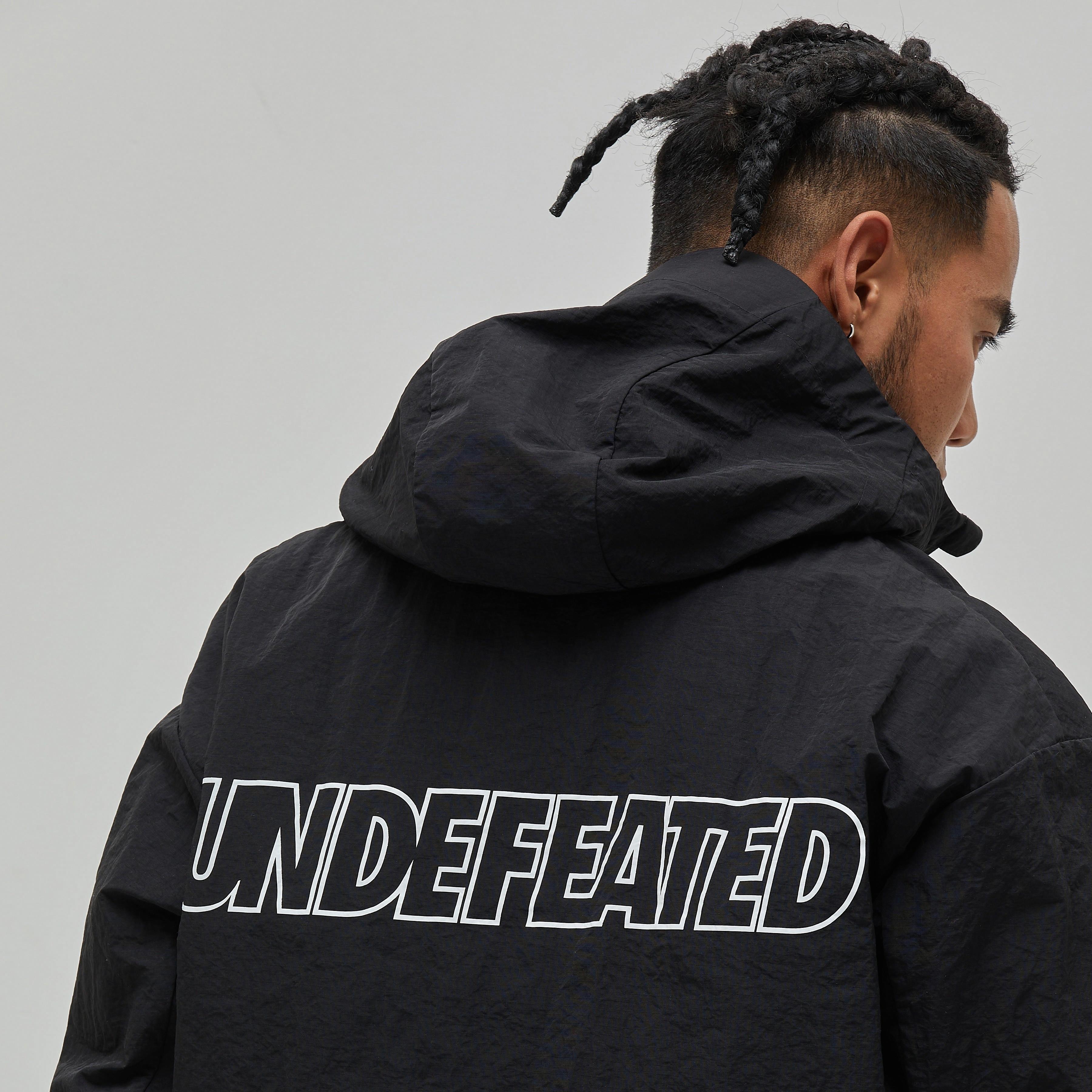 Details for Jaket Luaran Unisex UNDEFEATED SS25 Kalas Air Tahan Air dengan Logo. UE51GWJ01M