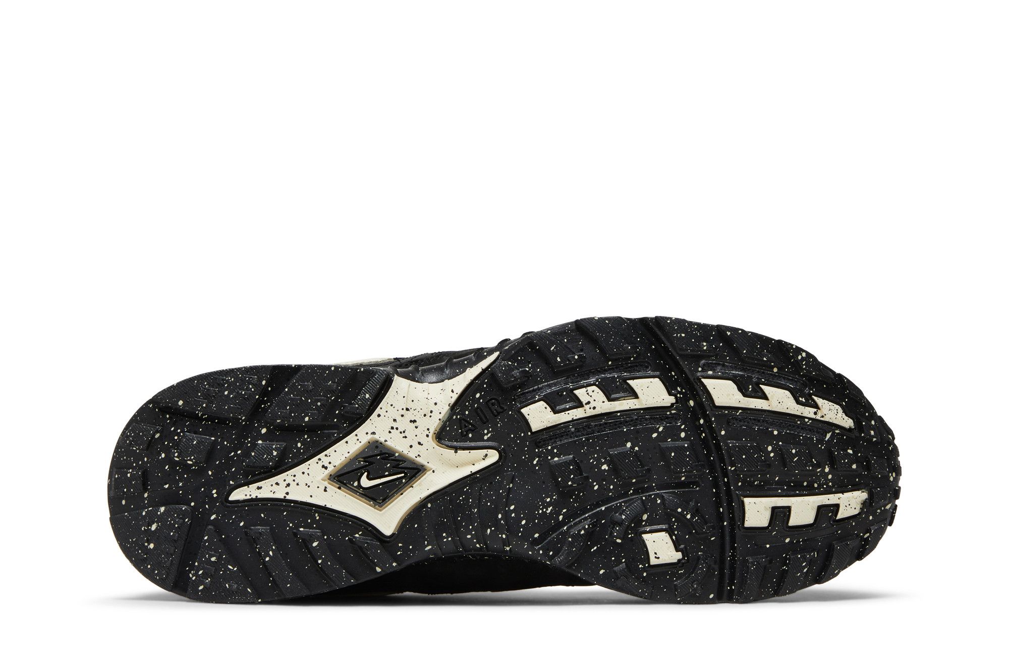 Purchase Undefeated x Nike Air Terra Humara 'Hitam' FN7546-002