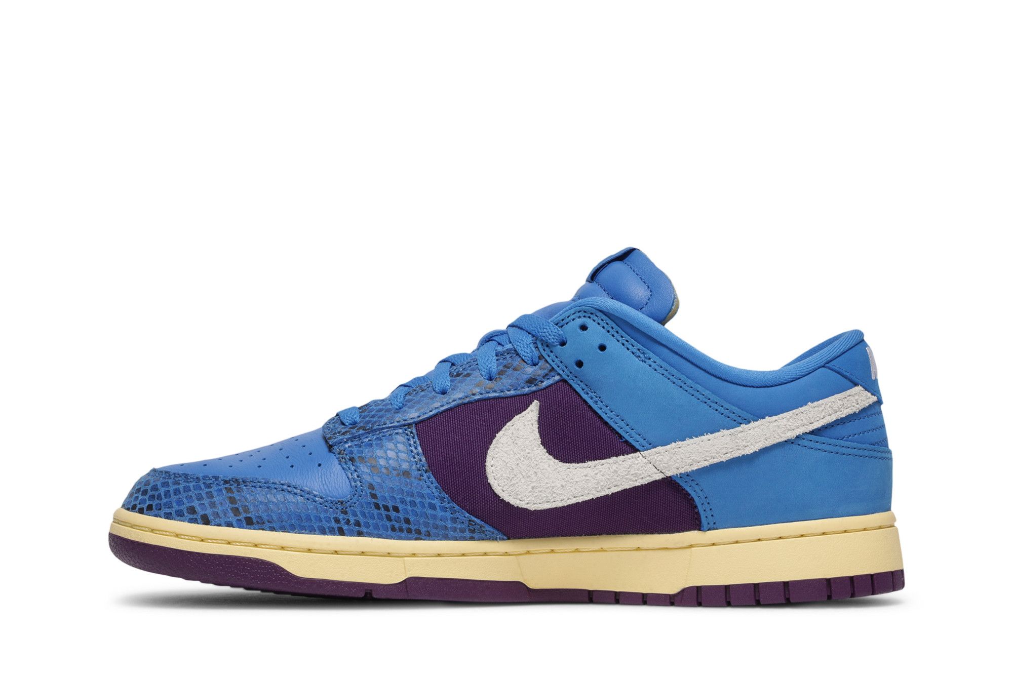 Shop UNDEFEATED x Nike Dunk Low SP '5 On It' Sepatu Kolaborasi DH6508-400