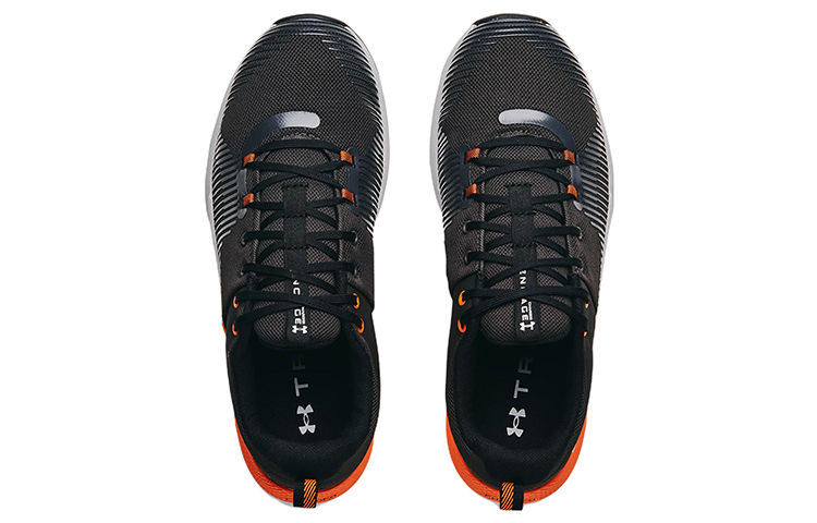 Shop Under Armour Charged Engage 訓練鞋 黑橘