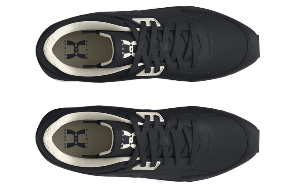 Shop UAエッセンシャル ランナー(黒/白) 3028408-001