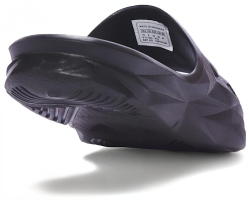 UAロッカー3スライド (黒/銀) 1287325-001 Lookbook UAロッカー3スライド (黒/銀) 1287325-001