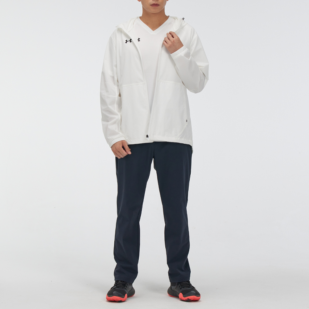 Shop 安德玛反光标白色户外防水跑步训练夹克 21600411-100