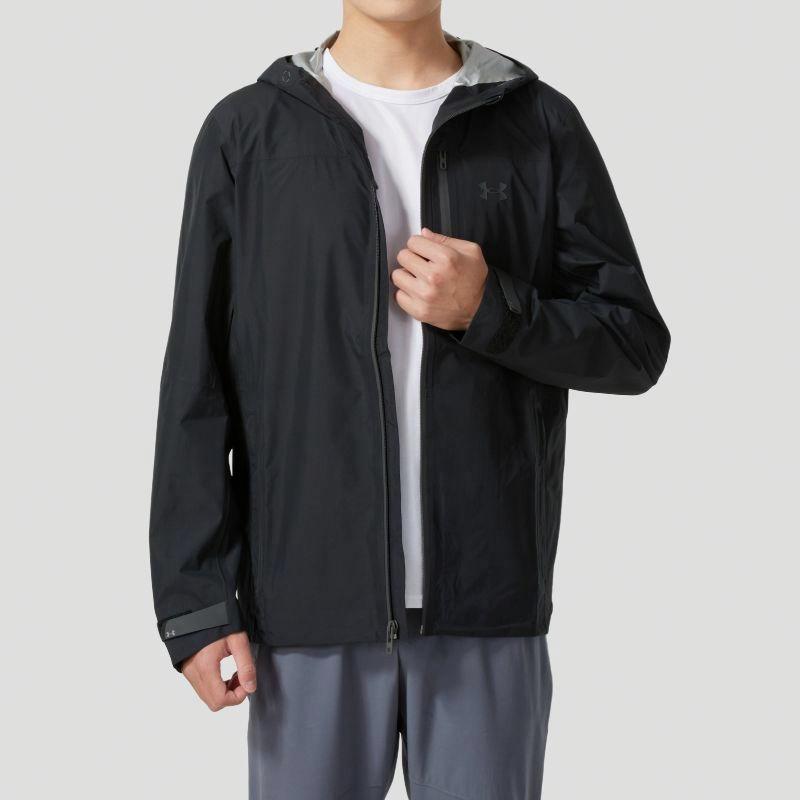 Lookbook 安德玛防雨黑色连帽多口袋训练夹克 1385271-001