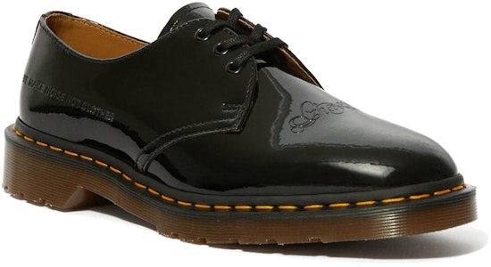 UNDERCOVER x Dr. Martens 1461 Kulit Patent 'Hitam' 25580001 Lookbook UNDERCOVER x Dr. Martens 1461 Kulit Patent 'Hitam' 25580001