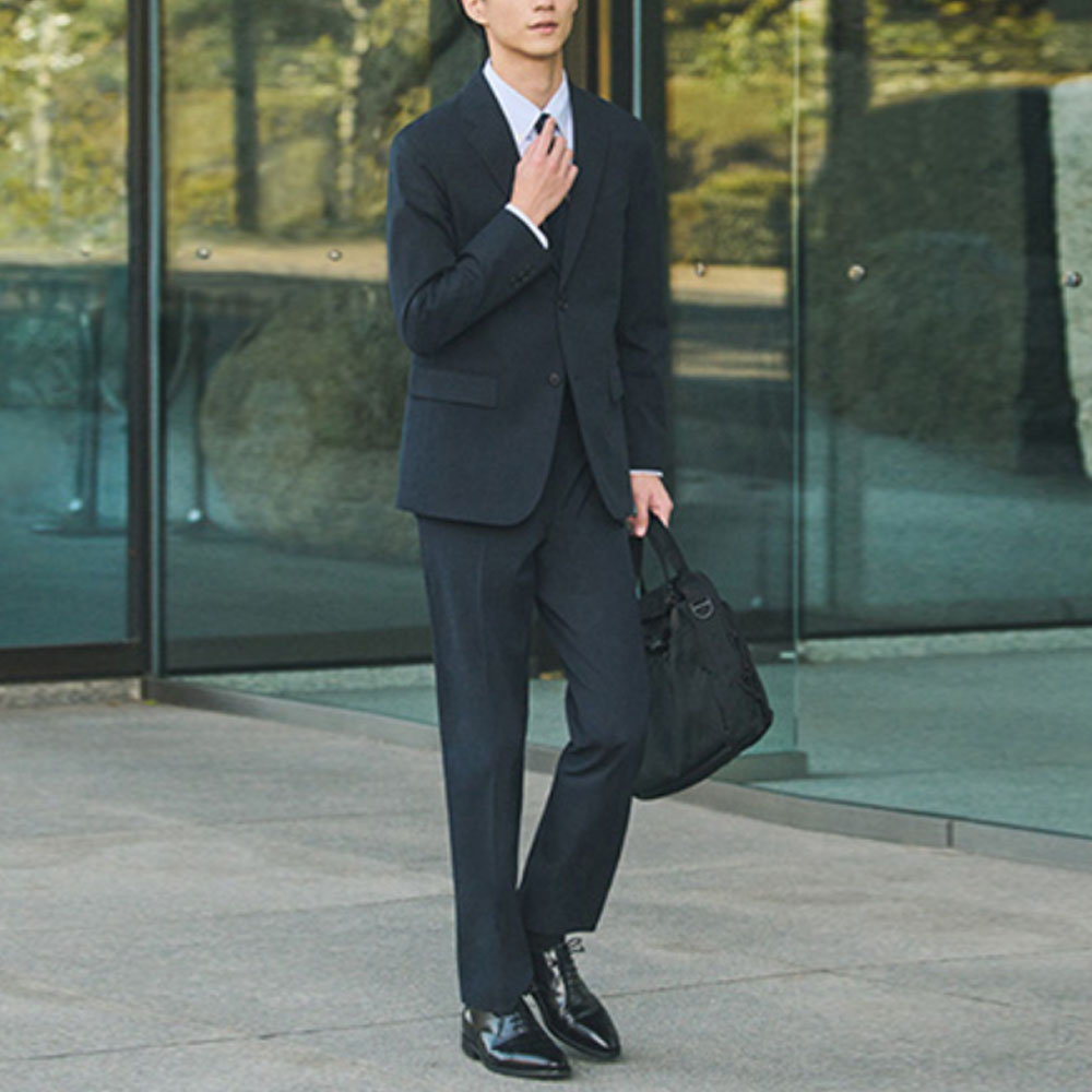 Lookbook UNIQLO Solid Airfeel Comfort Celana Kasual Zip Warna Hitam Gelap. 463821-09