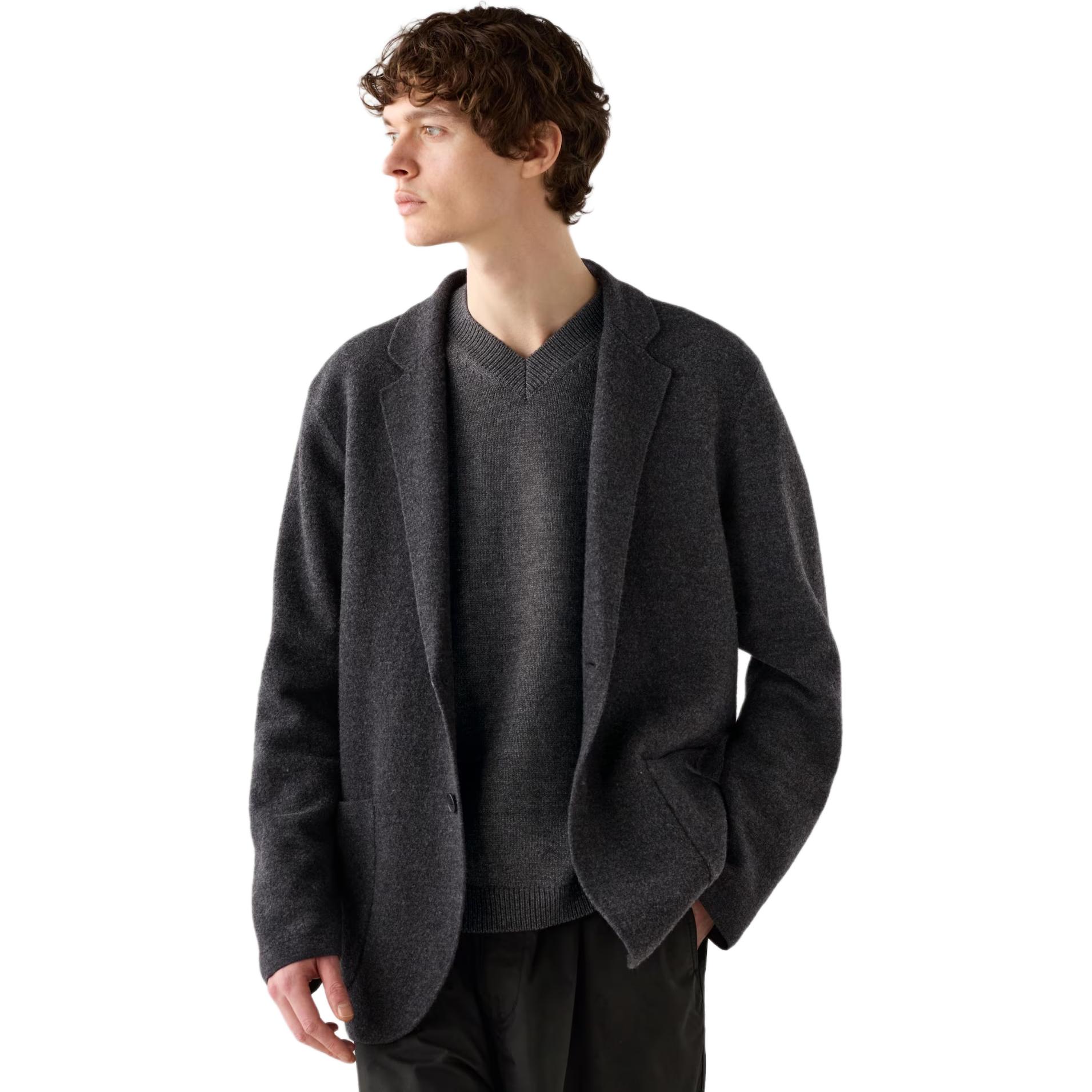 Lookbook UNIQLO x Clare Waight Keller C系列 FW24 深灰色針織外套 471709-08