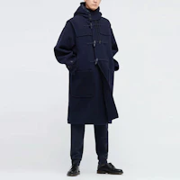 Lookbook UNIQLO x JIL SANDER 海軍藍連帽寬鬆扣環外套。 446358-69