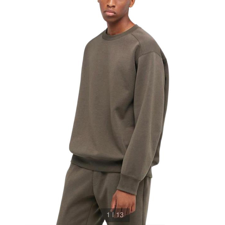 Lookbook UNIQLO x Jil Sander 棕色圓領長袖衛衣 445160-38