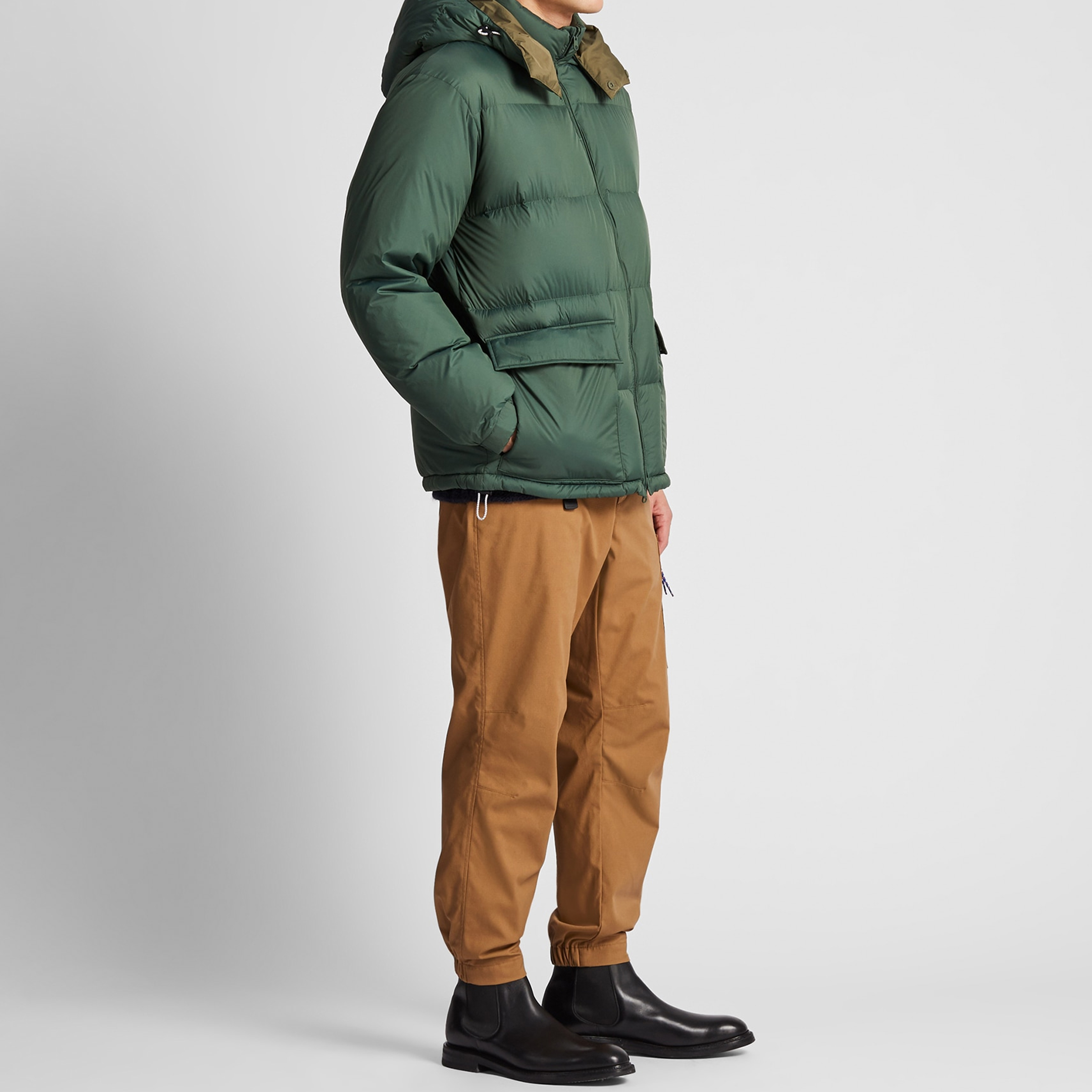 Shop UNIQLO x JW Anderson 男款可翻轉式連帽羽絨外套 深綠色 422094-58