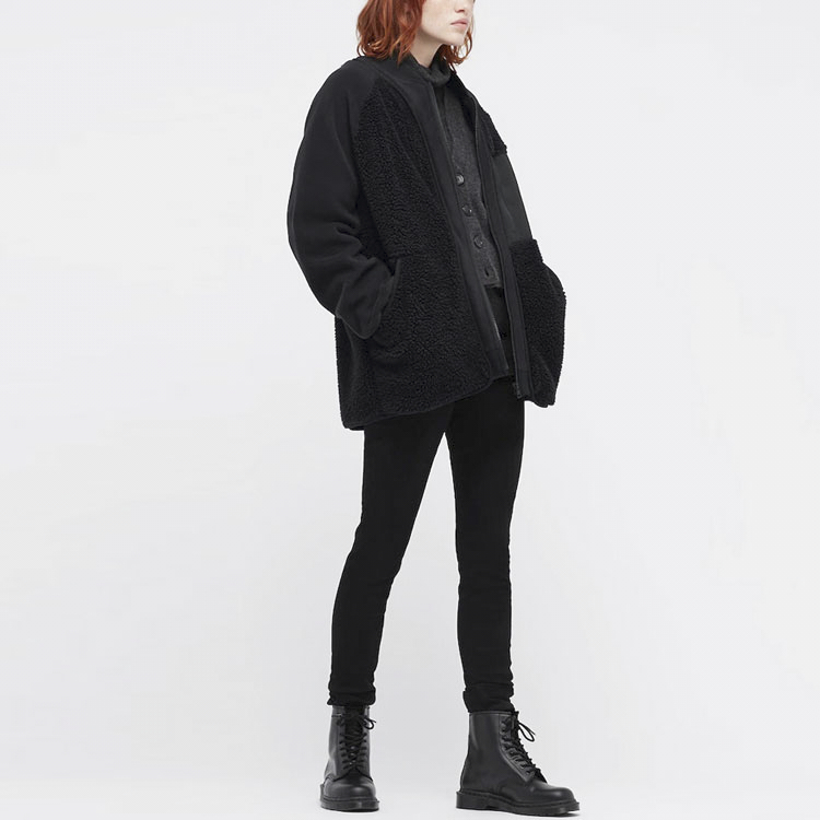 Shop UNIQLO x White Mountaineering 男女款黑色寬鬆版抓絨外套 442882-09