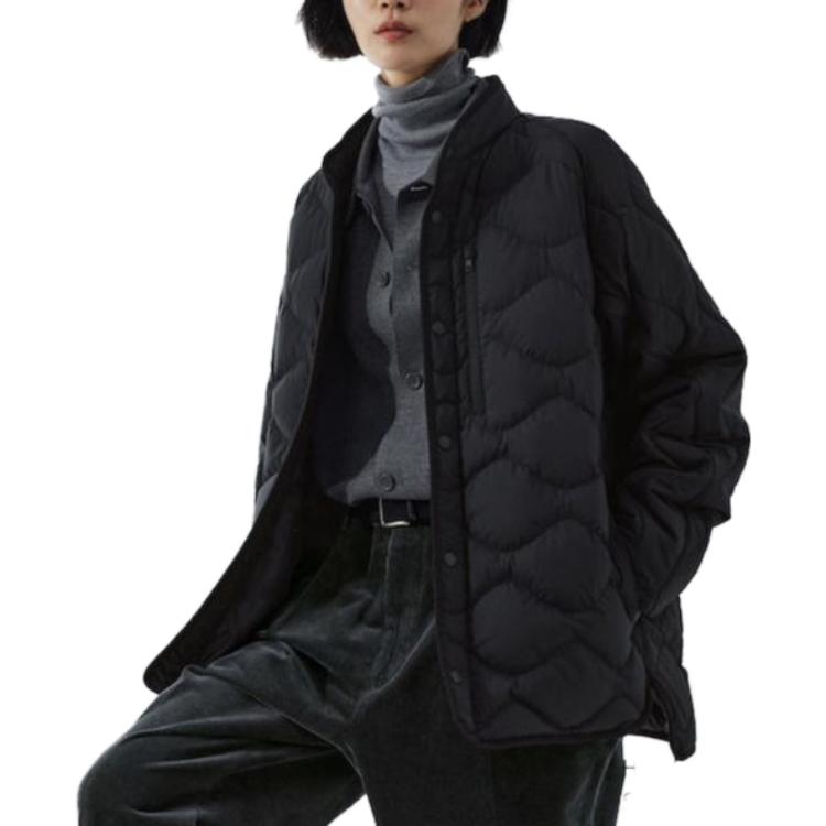 Lookbook UNIQLO x White Mountaineering 23秋冬黑色男女羽絨外套 時尚剪裁下擺。 459677-09