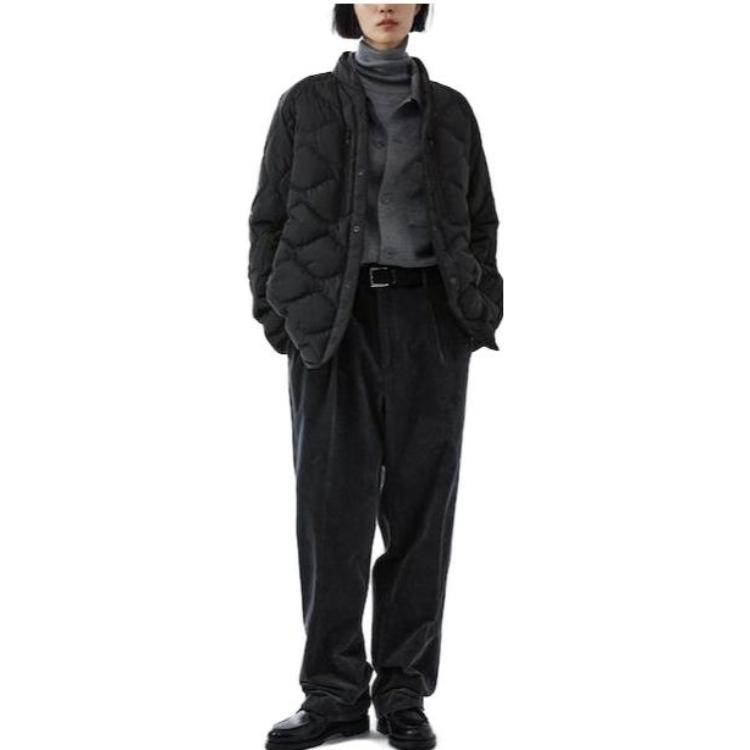 Shop UNIQLO x White Mountaineering 23秋冬黑色男女羽絨外套 時尚剪裁下擺。 459677-09