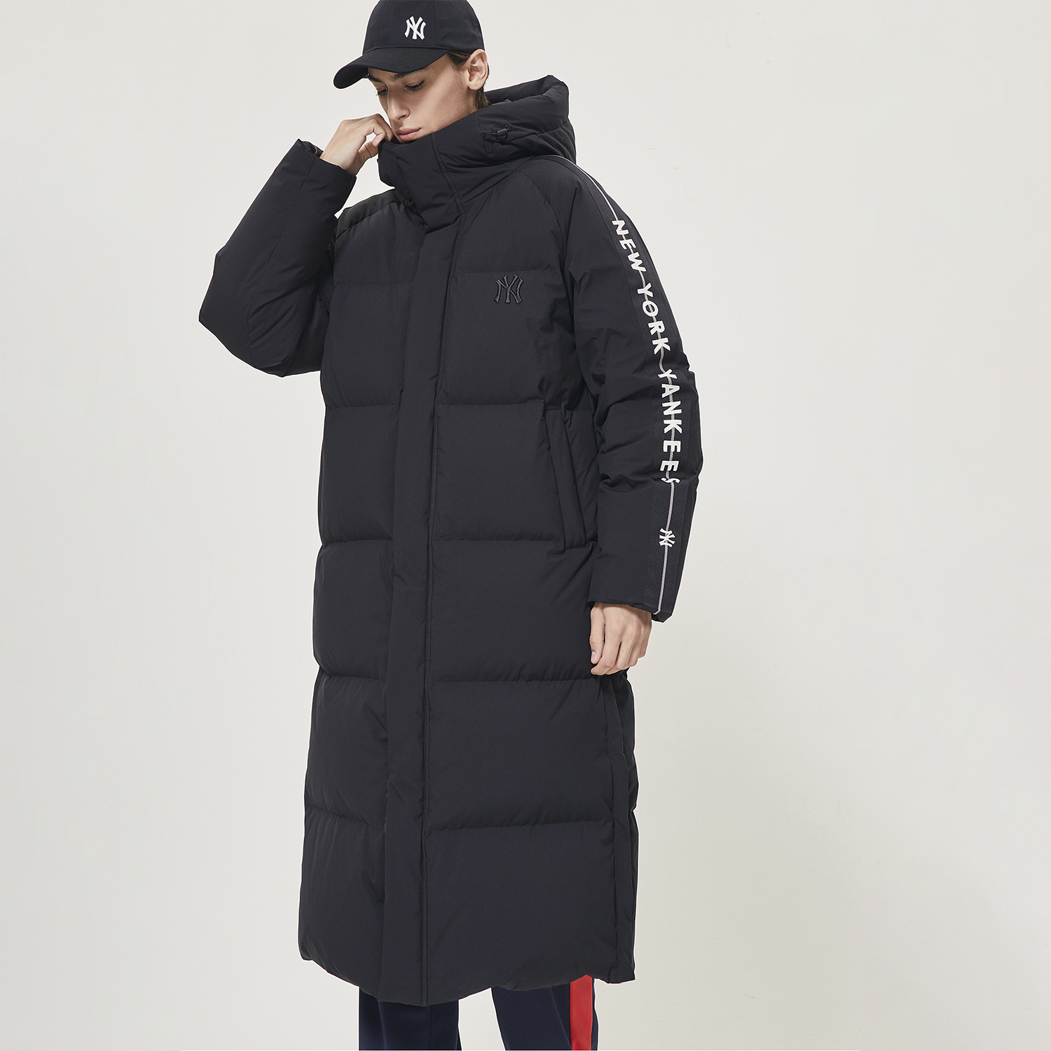 Details for 男女款黑色MLB紐約洋基刺繡Logo長版羽絨外套 31DJS2961-50L