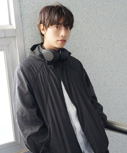 Lookbook URBANDTYPE Airlight Raglan Windbreaker Dark Gray UBFAJP001DG