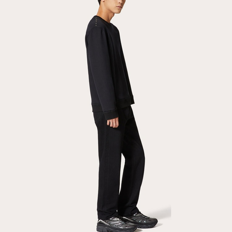 Purchase Valentino Baju Gelap Crewneck dengan Warna Solid dan Aksen Bertatah. 2V3MF03U95S0NO