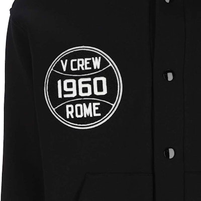 Valentino Jaket Hitam Berhud dengan Garis Jalur Lengan Panjang. 2V3MF24N9340NO Sizing Valentino Jaket Hitam Berhud dengan Garis Jalur Lengan Panjang. 2V3MF24N9340NO