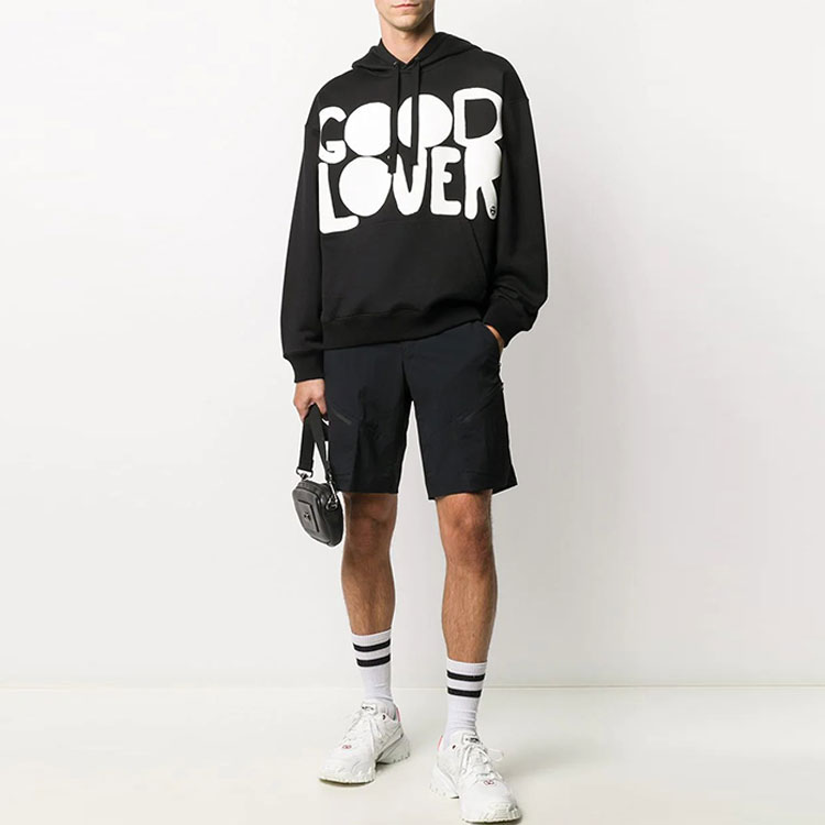 Lookbook Valentino Sweatshirt Hitam Lengan Panjang dengan Desain Huruf Print UV0MF15P6V2