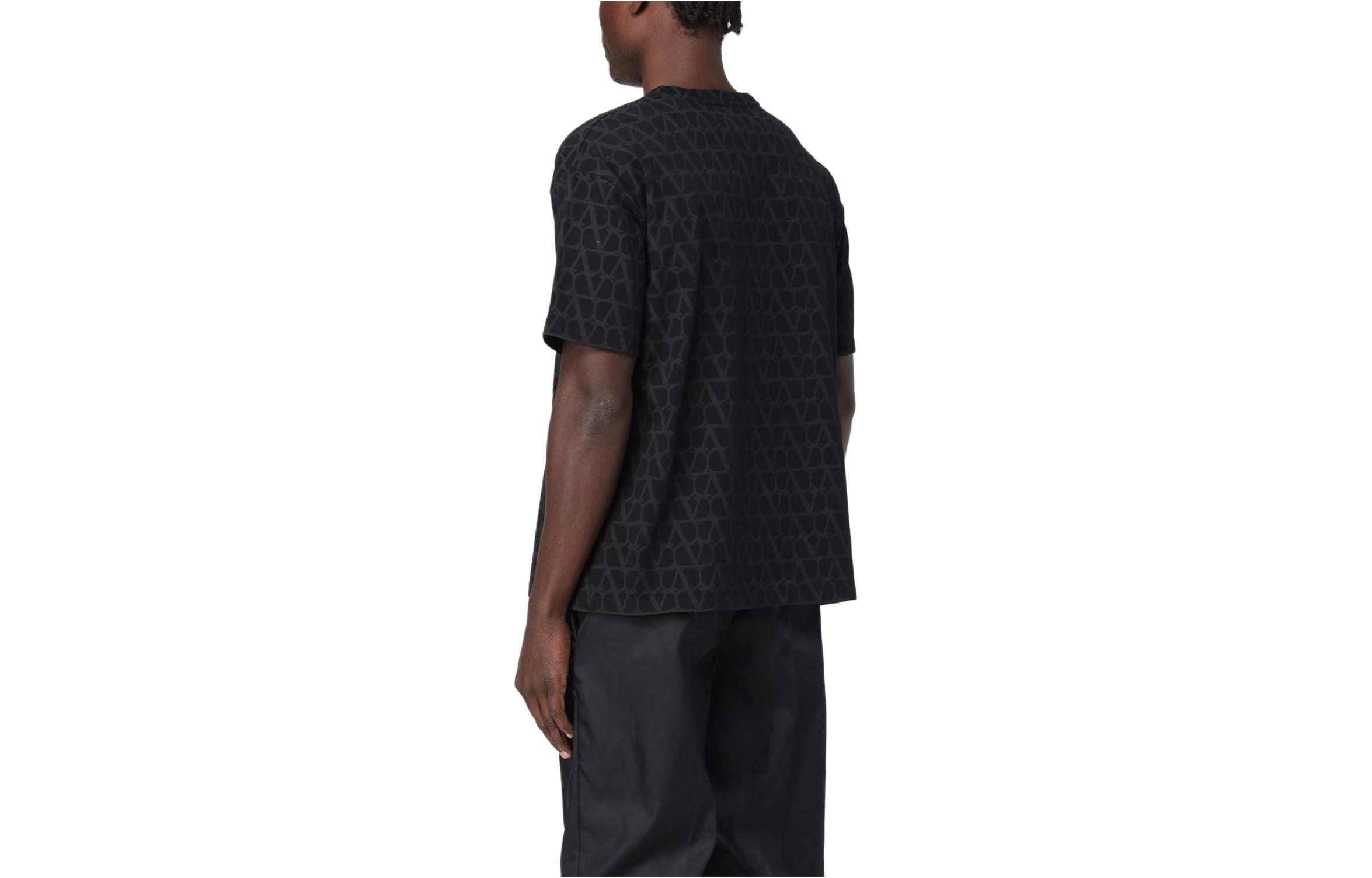 Lookbook Valentino 黑色寬鬆短袖T恤全版印花設計。 4V3MG14Y9KCMXM