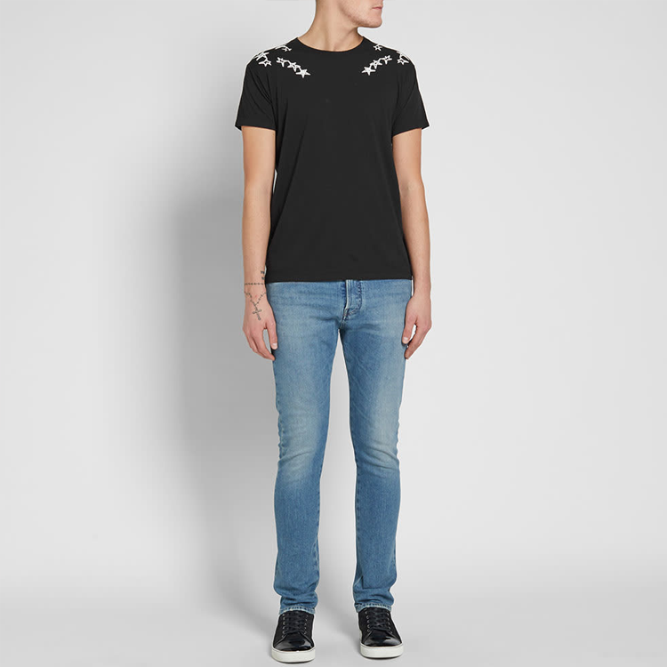 Lookbook Valentino Kaos Hitam Bintang Crewneck Lengan Pendek. PV3MG10G46M0NO