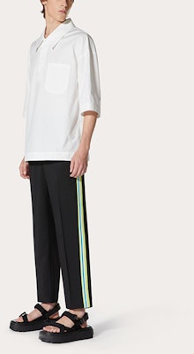 Valentino Pantalones Negros Rectos Casuales con Detalle de Rayas. VV3RBG0171K36M Shop Valentino Pantalones Negros Rectos Casuales con Detalle de Rayas. VV3RBG0171K36M