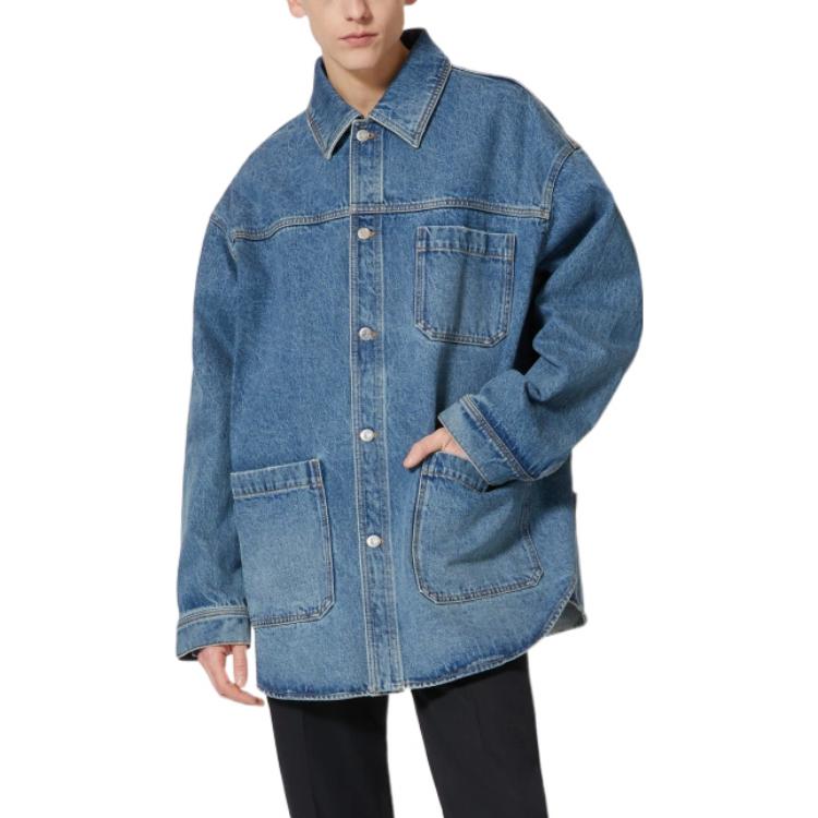 Lookbook Valentino Jaket Denim Biru Cetakan Huruf dengan Kolar Tajam dan Lengan Panjang. 1V3DB01R8K1558