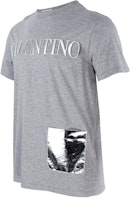 Valentino 灰色压纹Logo口袋圆领T恤 XV3MG10V84NJ94 Shop Valentino 灰色压纹Logo口袋圆领T恤 XV3MG10V84NJ94