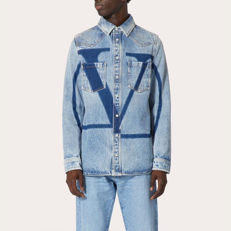 Shop Valentino 标志水洗牛仔长袖衬衫 - 蓝色 XV3DB01I847558