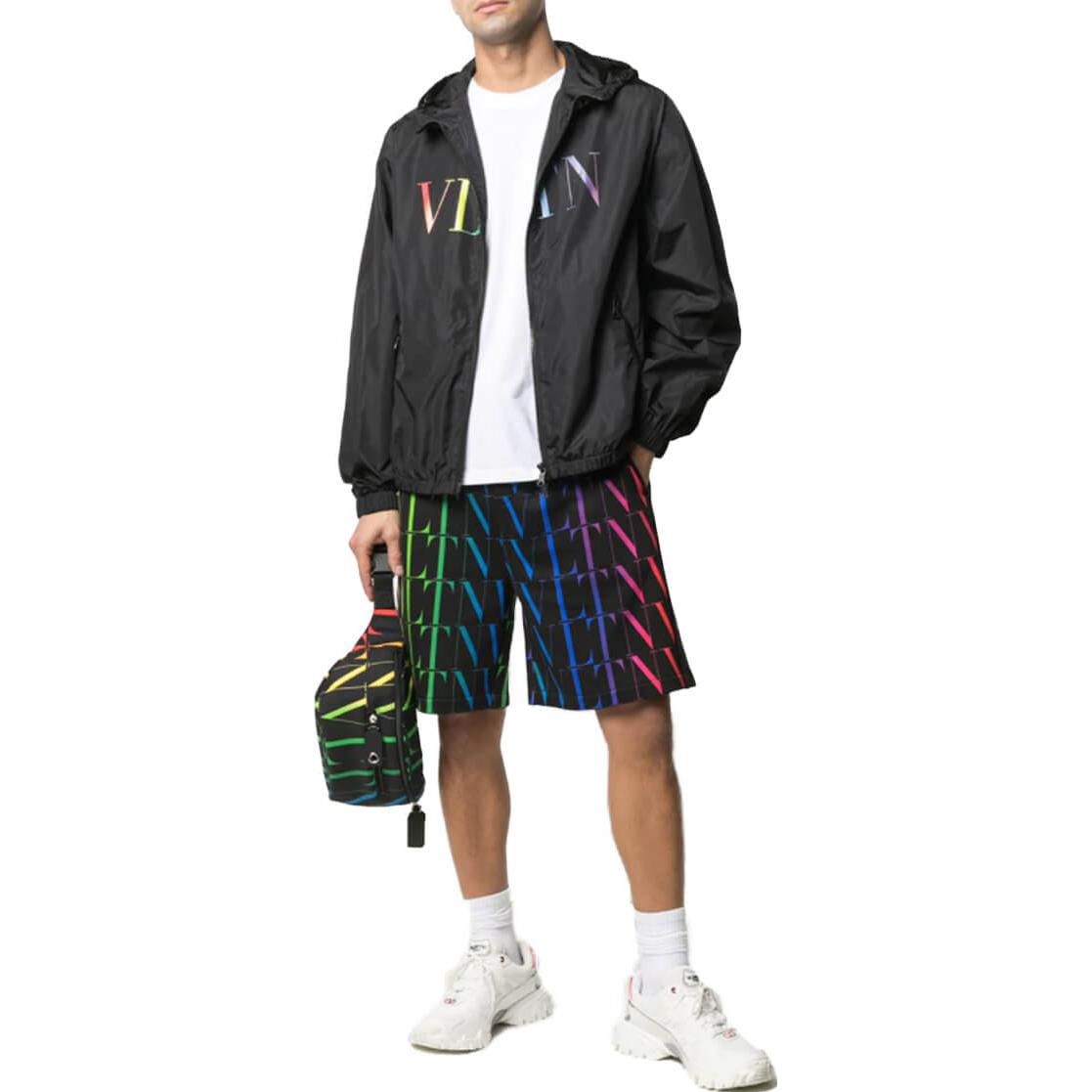 Lookbook Valentino 全版logo印花寬鬆版型百慕大短褲 男款 - 多色 VV3MD02Q6LF20K