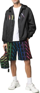 발렌티노 올오버 로고 프린트 루즈핏 버뮤다 반바지 남성 - 멀티컬러. VV3MD02Q6LF20K Lookbook 발렌티노 올오버 로고 프린트 루즈핏 버뮤다 반바지 남성 - 멀티컬러. VV3MD02Q6LF20K