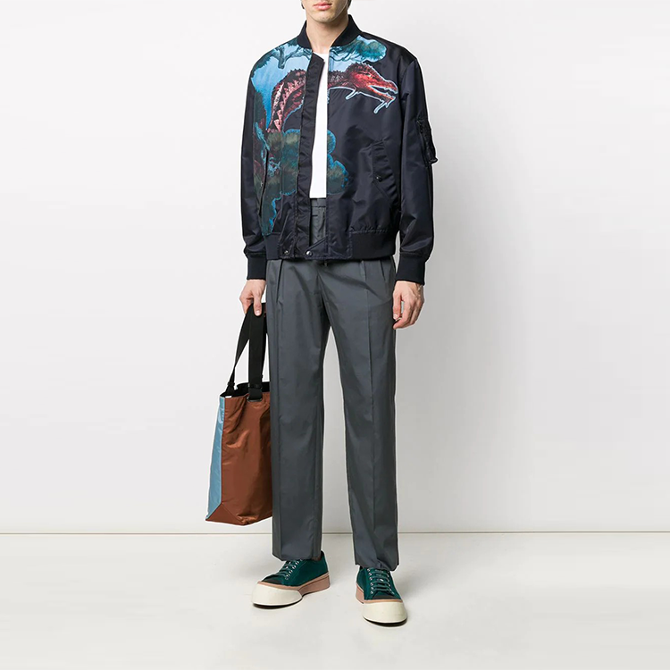 Lookbook Jaket Zip Lelaki Valentino Hitam dengan Kolar Baseball & Corak Haiwan TV0CIF156AA33E