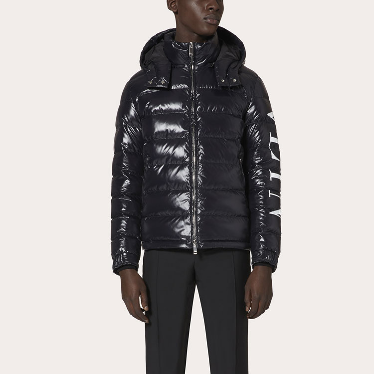 Lookbook ヴァレンティノ ブラック ロゴプリント ダウンフーディー 冬用ジャケット UV0CNA316SM0NI