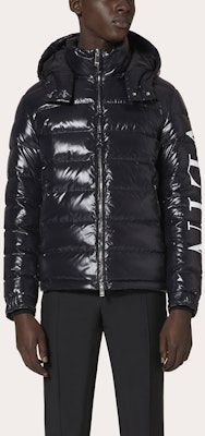 ヴァレンティノ ブラック ロゴプリント ダウンフーディー 冬用ジャケット UV0CNA316SM0NI Lookbook ヴァレンティノ ブラック ロゴプリント ダウンフーディー 冬用ジャケット UV0CNA316SM0NI