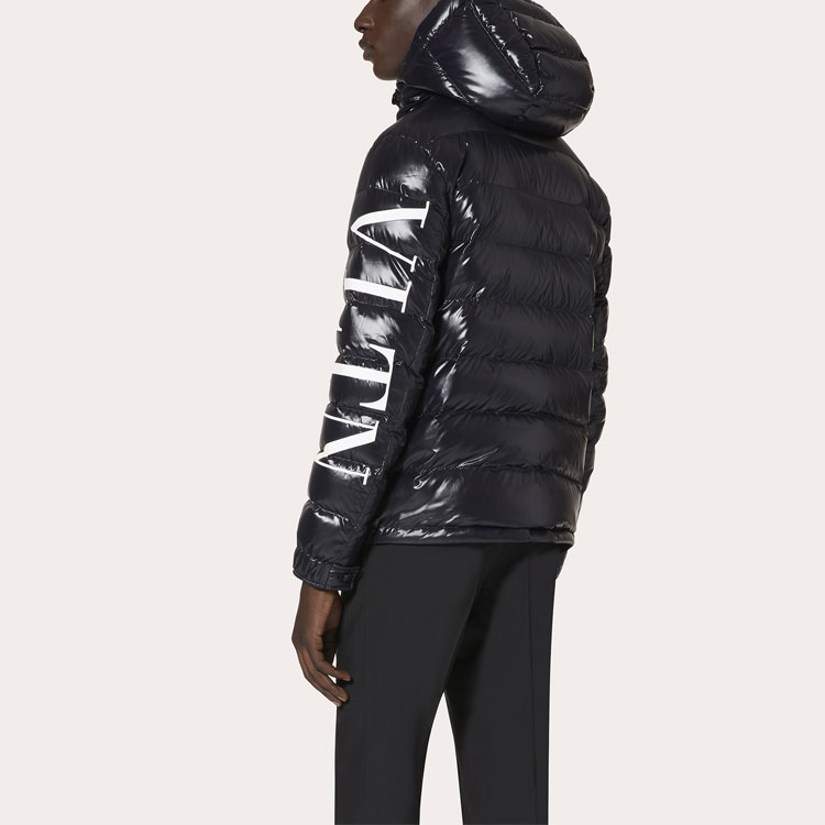 Shop ヴァレンティノ ブラック ロゴプリント ダウンフーディー 冬用ジャケット UV0CNA316SM0NI
