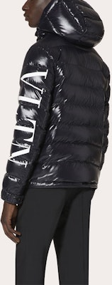 ヴァレンティノ ブラック ロゴプリント ダウンフーディー 冬用ジャケット UV0CNA316SM0NI Shop ヴァレンティノ ブラック ロゴプリント ダウンフーディー 冬用ジャケット UV0CNA316SM0NI