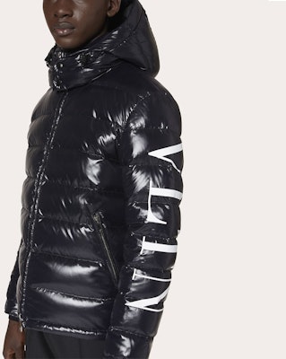 ヴァレンティノ ブラック ロゴプリント ダウンフーディー 冬用ジャケット UV0CNA316SM0NI Purchase ヴァレンティノ ブラック ロゴプリント ダウンフーディー 冬用ジャケット UV0CNA316SM0NI