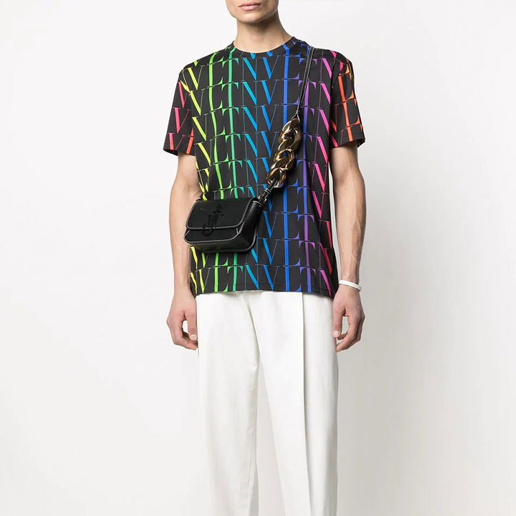 Lookbook Valentino Kaos Hitam dengan Cetak Logo Pelangi. VV3MG08J73T20K