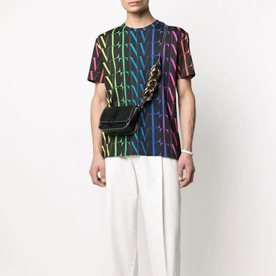 Valentino 黑色T恤彩虹標誌印花。 VV3MG08J73T20K Lookbook Valentino 黑色T恤彩虹標誌印花。 VV3MG08J73T20K