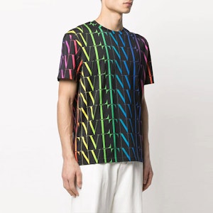 Valentino Kaos Hitam dengan Cetak Logo Pelangi. VV3MG08J73T20K Shop Valentino Kaos Hitam dengan Cetak Logo Pelangi. VV3MG08J73T20K