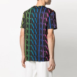 Valentino Kaos Hitam dengan Cetak Logo Pelangi. VV3MG08J73T20K Purchase Valentino Kaos Hitam dengan Cetak Logo Pelangi. VV3MG08J73T20K