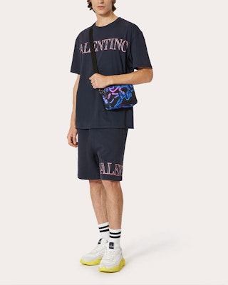 Valentino 藍色Logo印花休閒圓領短袖T恤 XV3MG11H85MD98 Lookbook Valentino 藍色Logo印花休閒圓領短袖T恤 XV3MG11H85MD98