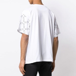 Valentino Kaos Pria Putih Logo Klasik Katun Lengan Pendek Crewneck. RV0MG01UUVCA01 Details for Valentino Kaos Pria Putih Logo Klasik Katun Lengan Pendek Crewneck. RV0MG01UUVCA01