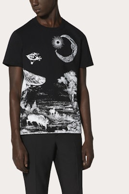 Valentino DREAMATIC Camiseta Negra con Estampado de Nave Espacial para Hombre UV3MG07L6HTA8B Lookbook Valentino DREAMATIC Camiseta Negra con Estampado de Nave Espacial para Hombre UV3MG07L6HTA8B