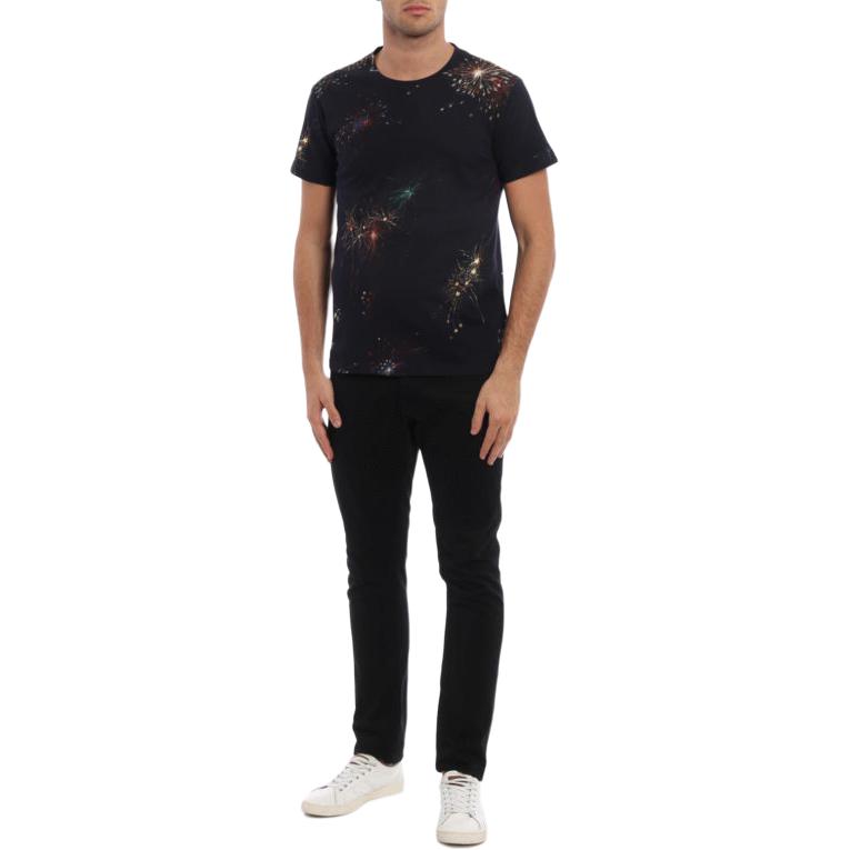 Lookbook 발렌티노 불꽃 프린트 크루넥 반팔 티셔츠 네이비 블루 남성용. NV3MG01Z4FUZA1