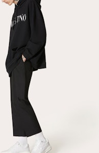 발렌티노 FW21 블랙 레터 로고 프린트 오버사이즈 후디. WV0MF20I7U80NI Lookbook 발렌티노 FW21 블랙 레터 로고 프린트 오버사이즈 후디. WV0MF20I7U80NI