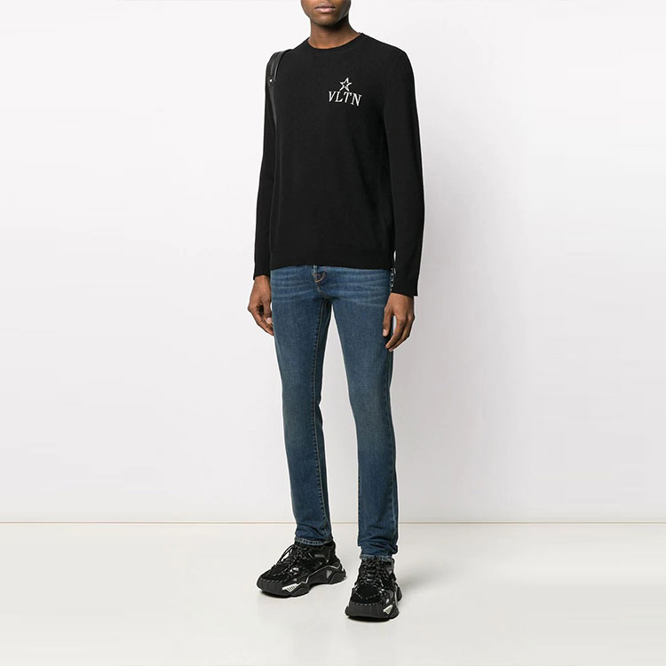 Purchase 발렌티노 FW21 블랙 울 로고 크루넥 스웨터 디자인. VKC07K61V0NO