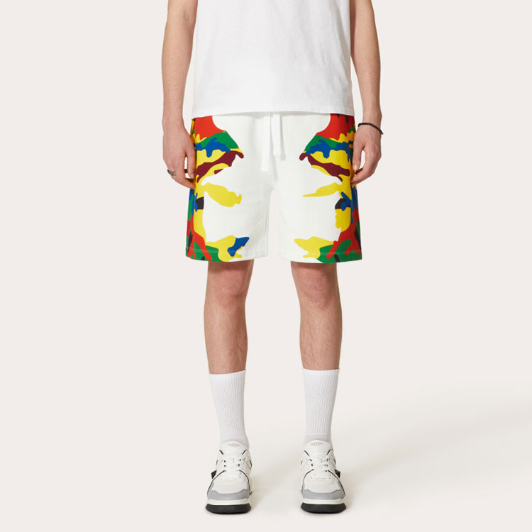 Lookbook Valentino FW21 Camouflage Printed Cotton Bermuda Shorts Pria Putih WV3MD02C7NPC40